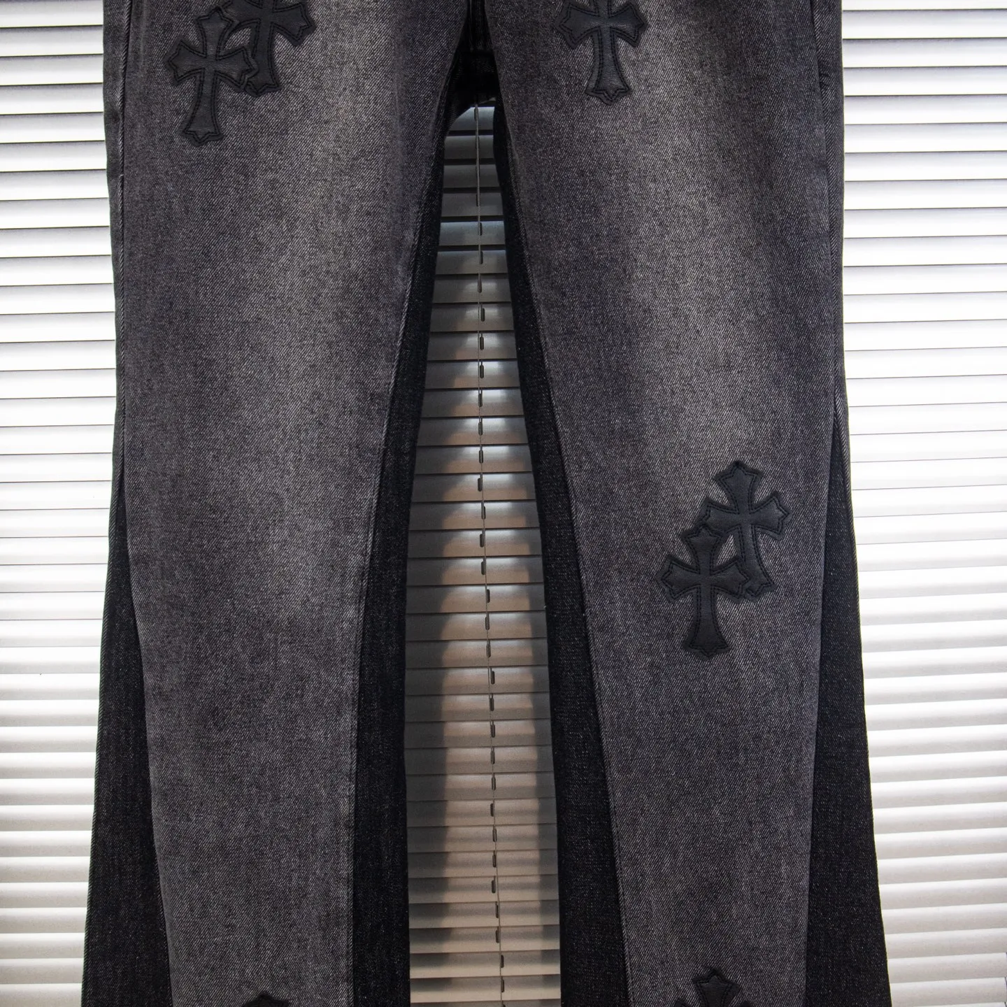 P240 Chrome Hearts Gallery co-branded limited-edition cross-flared flared jeans are a hot item this season and are sought after by countless celebrities and fashionistas. The neat details of the cutting process add color to the playful fashion! The neat and meticulous design, and the well-fitting structure is unique. The upper body not only has outstanding recognition, but also looks younger and younger. A style with the ultimate wearing meaning and performance, gorgeous color matching, and the craftsmanship of this style is also extremely extraordinary. After the finished product is washed, it is disassembled and hand-made with sheepskin cross leather and then spliced ​​together to complete. The whole piece has too many craftsmanship to describe. It is decorated with patchwork cross flowers and high-waisted washed jeans! ! Absolutely high-end luxury product, a god-level single product, a super popular product, made with top heavy industry, a must-see magic weapon that can't be missed. Style number: 1836 Size: 28 30 32 34 36 Color: black